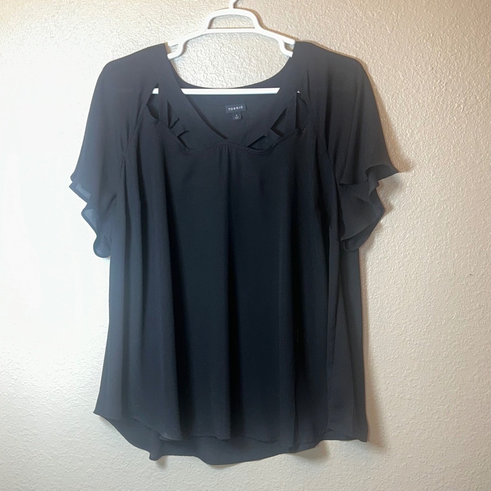 Torrid Cut-Out V-Neck Neckline Short Flutter Sleeves Black Flowy Blouse‎ Sz 3